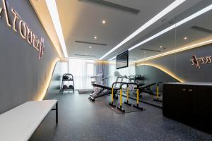 una sala de fitness con cintas de correr y un gimnasio en Atour Hotel Zhangjiajie Tianmen Mountain en Zhangjiajie