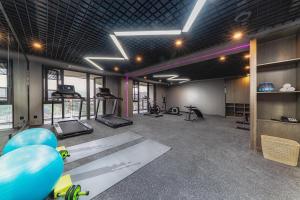 siłownia ze sprzętem do ćwiczeń w obiekcie Atour Hotel Chongqing Yongchuan High-Speed Xinglong Lake w mieście Yongchuan