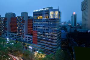 vistas a un edificio alto de una ciudad en Atour Hotel Changde Laoximen, en Changde
