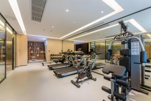 un gimnasio con un montón de cintas de correr y máquinas en Atour Hotel Chongqing Nanping Pedestrain Street en Chongqing