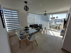 ein Wohnzimmer mit einem Glastisch und Stühlen in der Unterkunft Departamento Coquimbo - La Serena in Coquimbo
