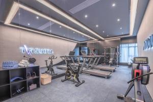 Das Fitnesscenter und/oder die Fitnesseinrichtungen in der Unterkunft Atour Hotel Nanjing Jiangbei New District University of Technology