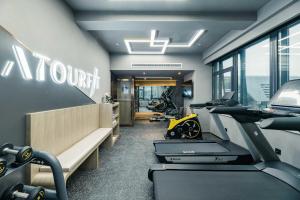 un gimnasio con cintas de correr y equipo cardiovascular en una habitación en Atour Hotel Suzhou North High-Speed Railway Station en Suzhou