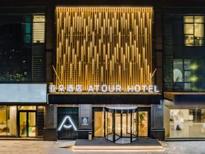 Un frente de tienda de un edificio con fachada dorada en Atour Hotel Hangzhou Qianjiang Century Zhenning Road, en Xiaoshan