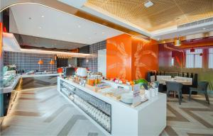 Een restaurant of ander eetgelegenheid bij Atour Hotel Basketball Nanchang West Station