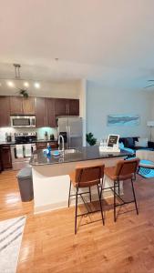 cocina con mesa y sillas en una habitación en 2bedroom 1Bath 10 mins to Texas Medical en Houston