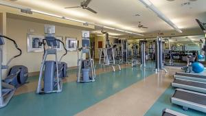 un gimnasio con cintas de correr y máquinas elípticas en 2bedroom 1Bath 10 mins to Texas Medical en Houston