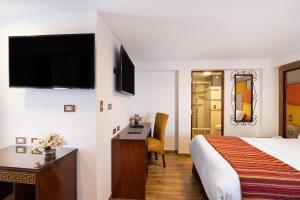 TV a/nebo společenská místnost v ubytování Hotel Hacienda Cusco Centro Historico