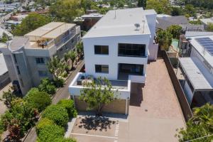 an aerial view of a house in a city at Lovely 2bd Unit, Patio and views. Best weekly rate in Alexandra Headland
