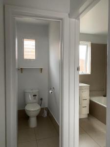 ein Badezimmer mit einem WC, einer Badewanne und einem Waschbecken in der Unterkunft Poets Retreat in Melbourne