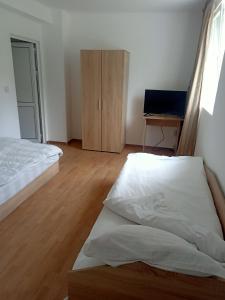 1 dormitorio con 2 camas y suelo de madera en Нощувки Девня, en Povelyanovo