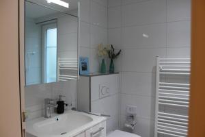 Ένα μπάνιο στο Casa Schilling 2,5 rooms in St Gallen, modern, quiet and close to the center +20 φωτογραφίες
