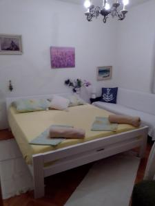 ein Bett mit zwei Kissen auf einem Zimmer in der Unterkunft Apartments Ana - private parking in Crikvenica