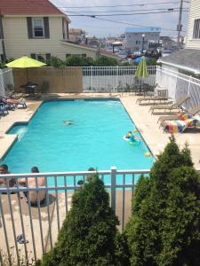 a large swimming pool with people in it at Ships Inn in Hampton