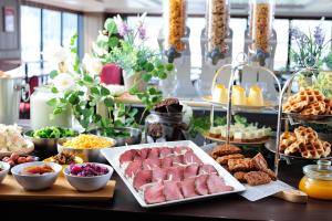 um buffet com muitos tipos diferentes de comida em uma mesa em Centurion Hotel&Spa Vintage Kobe em Kobe