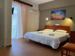 A bed or beds in a room at Hotel Kastri