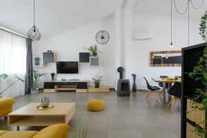 a living room filled with furniture and a tv at Lounge house Dolce Vita in Pula
