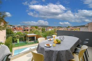 a table on a balcony with a view of a pool at Lounge house Dolce Vita in Pula