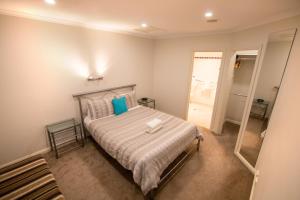 Un pat sau paturi într-o cameră la Tasman Beachside Apartment