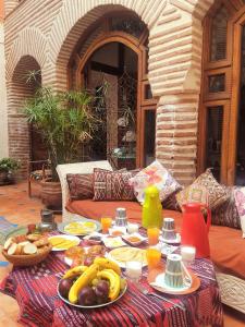 een tafel met borden eten bovenop bij Riad Zarka in Marrakesh