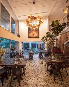 Restaurace v ubytování 6號花園別墅酒店 Shenzhen No'6 Garden Villa --French Window with garden view,Close to Sea World &Shekou Ferry Port &K11 Ecoast &Subway Nearby ,Offer Western food and coffee &English speaking with tour services