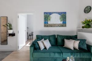 a living room with a green couch at Apartament Księżycowy - Młyn Maria - Art Apartments in Wrocław