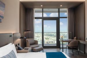Uma área de estar em Paramount Hotel Midtown