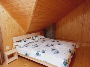 Postel nebo postele na pokoji v ubytování Cabana Belvedere Dragoslavele