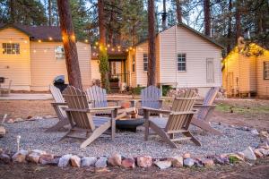 un groupe de trois chaises et une table devant une maison dans l'établissement Lakewood Cabins, à Big Bear Lake