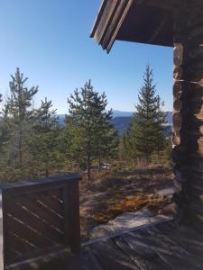 vistas a las montañas desde el porche de una cabaña en Fredelig plass for rekreasjon en Krøderen