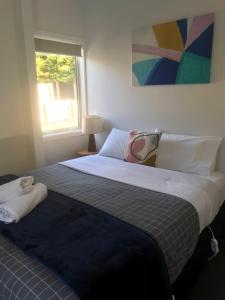 duże łóżko w sypialni z oknem w obiekcie "Great Scott" Great spot your Tekapo Retreat w mieście Lake Tekapo
