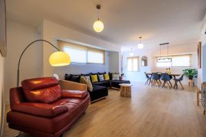 a living room with a couch and a table at ViLLA MI SOL in Torrevieja