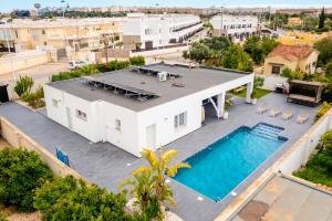 una vista aérea de una casa con piscina en Villa Mi Sol en Torrevieja
