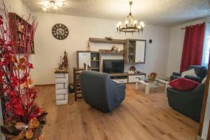 salon z kanapą, krzesłami i biurkiem w obiekcie House Nada apartman w mieście Muntić