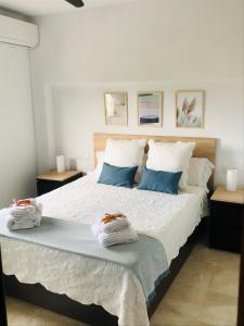 sypialnia z dużym łóżkiem z ręcznikami w obiekcie AT VISTA GRANADA w mieście Monachil