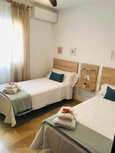 莫納奇爾的住宿－AT VISTA GRANADA，客房设有两张床和窗户。