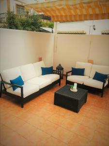 莫納奇爾的住宿－AT VISTA GRANADA，庭院配有2张白色沙发和1张桌子