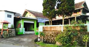 a house with green and white at Bayu Murti Inn Kaliurang Yogyakarta RedPartner in Kaliurang