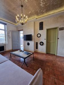 TV a/nebo společenská místnost v ubytování Au petit familistère Landrecies, L'Authentique.