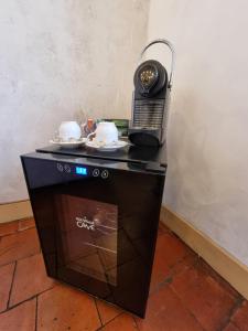 Příslušenství pro přípravu čaje a kávy v ubytování Au petit familistère Landrecies, L'Authentique.