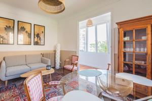 - un salon avec un canapé et une table dans l'établissement MOULINS - Maison cosy au cœur de Reims, à Reims
