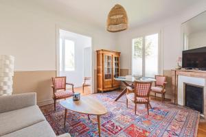 a living room with a couch and a table and chairs at MOULINS - Maison cosy au cœur de Reims in Reims