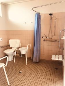 A bathroom at Main Lead Ballarat Motel