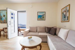 sala de estar con sofá y mesa en Karpathos View Villa en Kárpatos