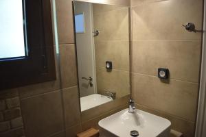 a bathroom with a sink and a mirror at Giannis in Pisses