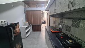 RK 2 and 3 bedroom penthouse في باناجي: مطبخ مع موقد في الغرفة