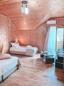 1 dormitorio con 2 camas y sofá en Keriya Hotel Shekvetili Kaprovani, en Shekhvetili