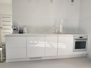 Kuchnia lub aneks kuchenny w obiekcie PRZYTULNY APARTAMENT Z KOMINKIEM PRZY JEZIORZE