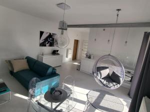Część wypoczynkowa w obiekcie PRZYTULNY APARTAMENT Z KOMINKIEM PRZY JEZIORZE