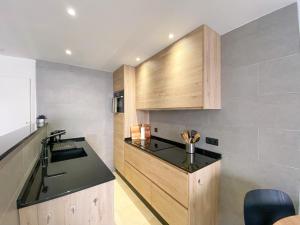 Kuchyň nebo kuchyňský kout v ubytování El Piso - Los Boliches Full Renovated Apartment